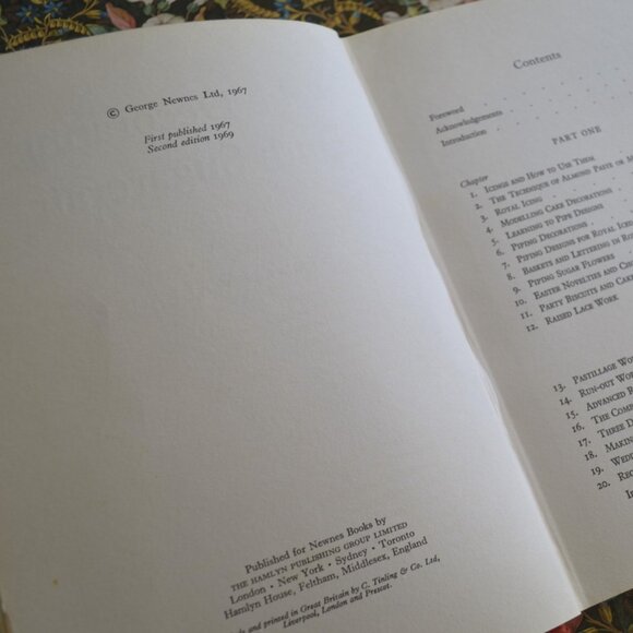 Cake Decorating and SugarCraft by Evelyn Wallace - Picture 5 of 5